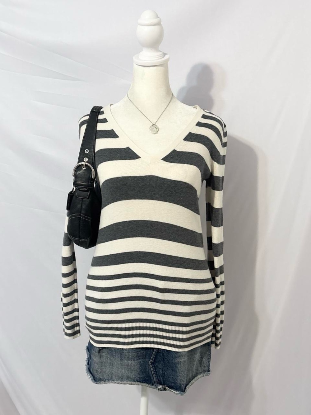 Y2K Grey and White GAP Striped V Neck Fitted Sweater Top